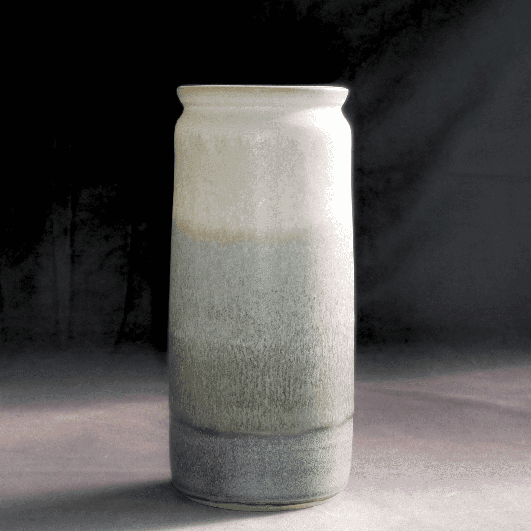 vase en grès blanc, émaillé en dégradé de blanc et gris