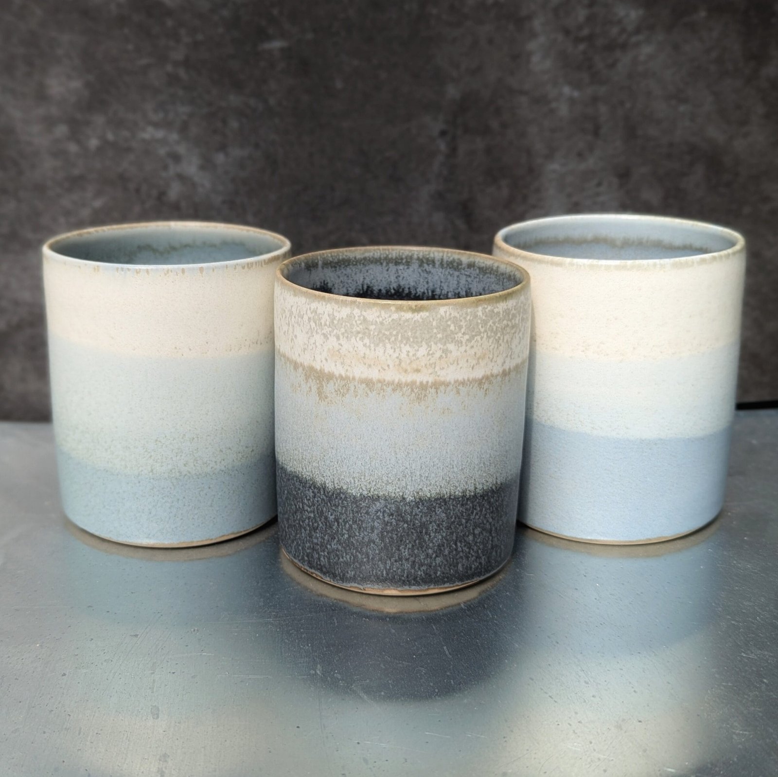 Pots en grès blanc émaillés en dégradé de blanc et bleu, gris, ou vert d'eau