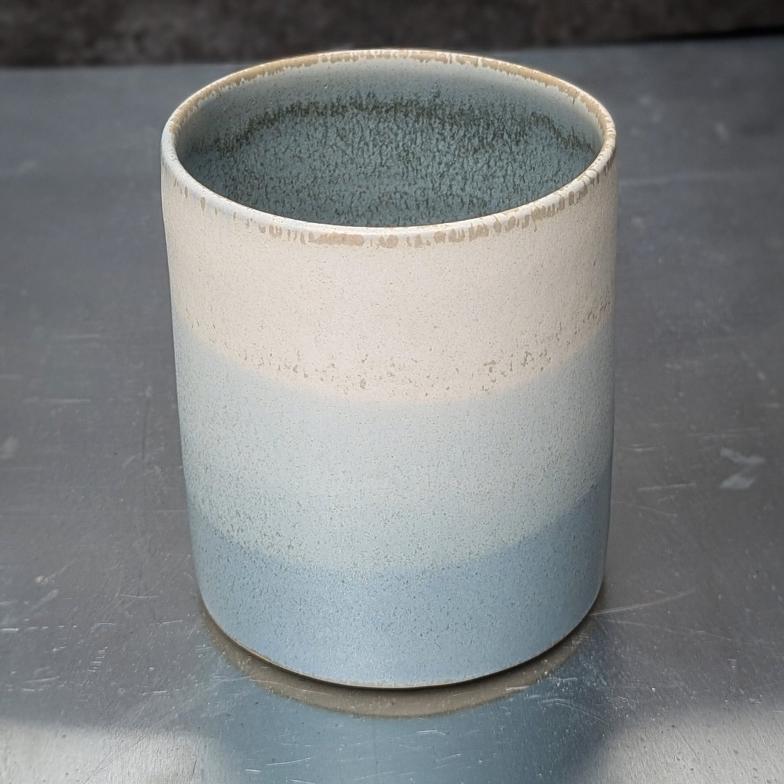 pot en grès céramique artisanale, émaillé en dégradé de vertd'eau et blanc