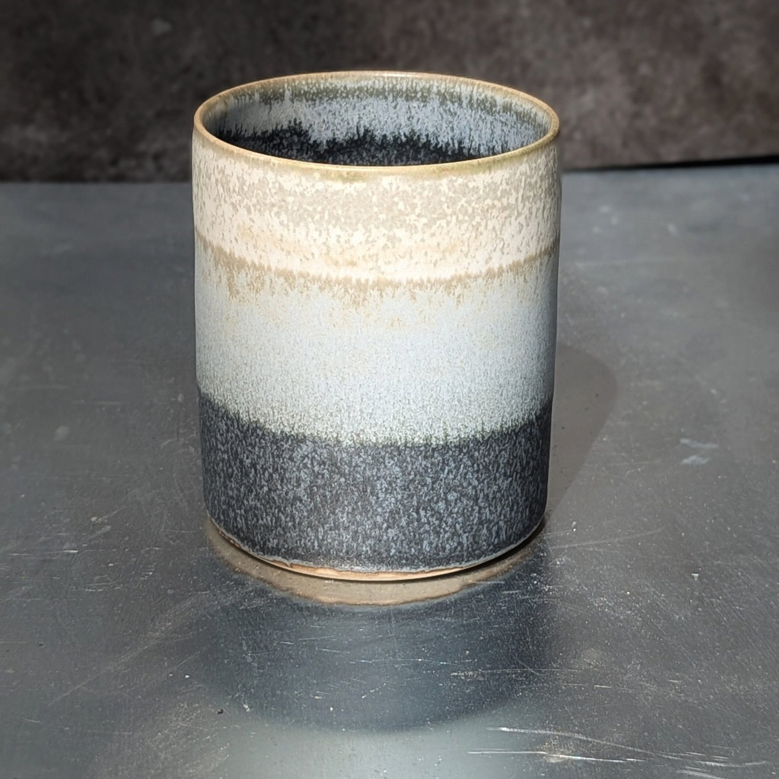 pot en grès céramique artisanale, émaillé en dégradé de gris et blanc