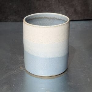 pot en grès céramique artisanale, émaillé en dégradé de bleu et blanc