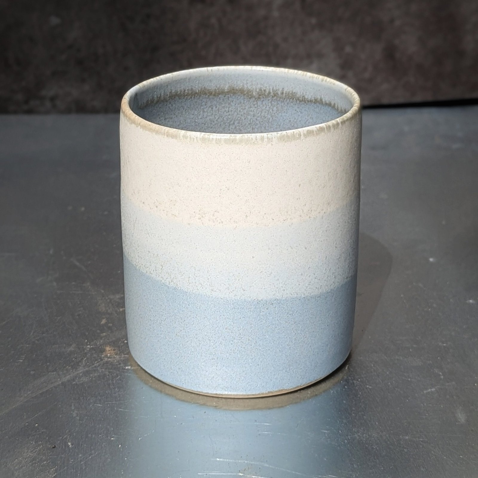 pot en grès céramique artisanale, émaillé en dégradé de bleu et blanc