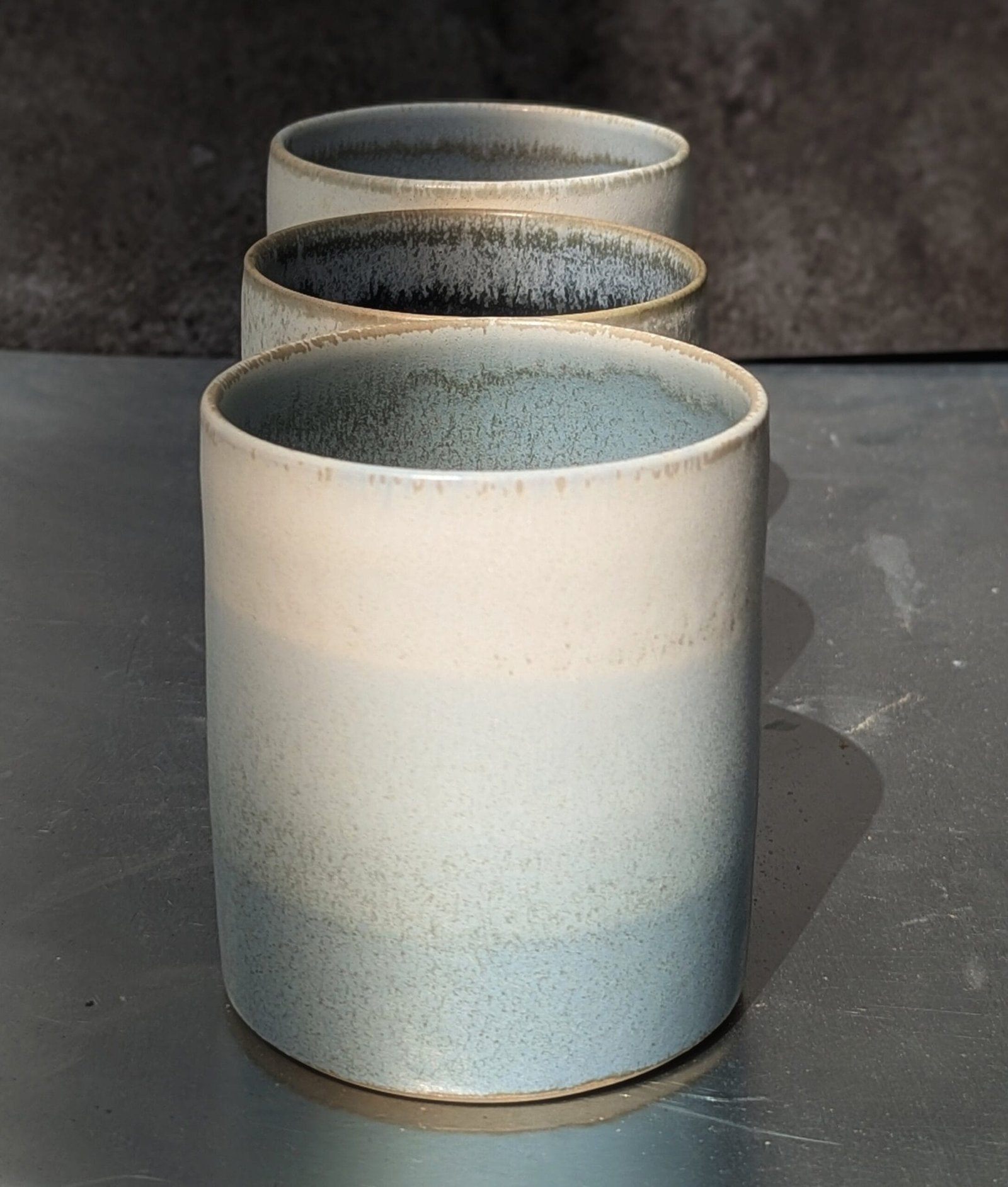 Pots en grès blanc émaillés en dégradé de blanc et bleu, gris, ou vert d'eau