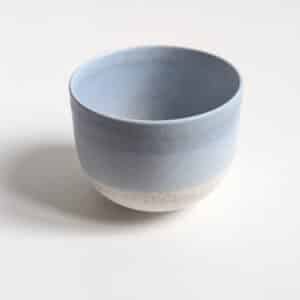 Tasse en porcelaine, dégradé d'émaux bleu et blanc mats/satinés.