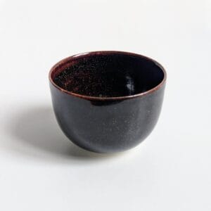 Petite tasse artisanale en porcelaine, émail 'poussière de thé'.