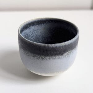 Tasse artisanale en porcelaine, dégradé d'émaux gris et blanc mats/satinés.