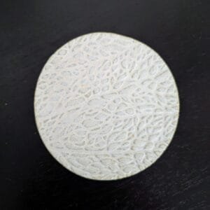 sous verre en céramique, grès émaillé blanc, motifs d'inspiration végétale