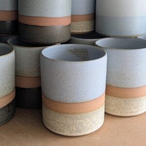 Pot en céramique artisanal, grès rouge émaillé en bleu et blanc