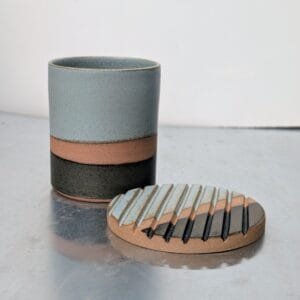 Pot et porte savon en céramique artisanal, grès rouge émaillé en vert et noir