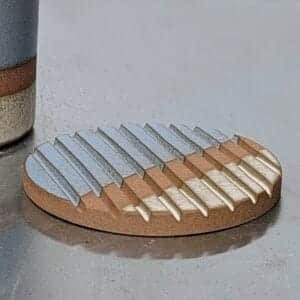 Porte savon en céramique artisanal, grès rouge émaillé en bleu et blanc